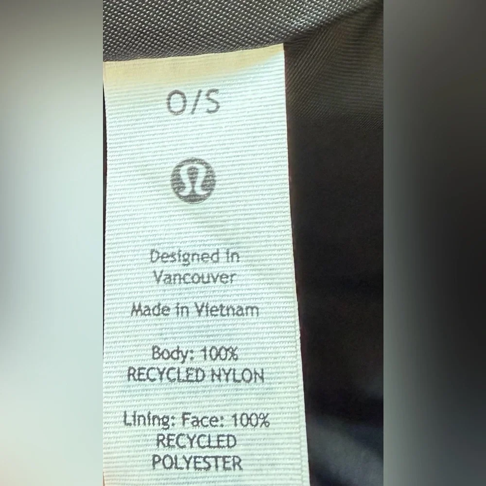 Lululemon Daily Multi-Pocket Tote 20L - Picture 6 of 6